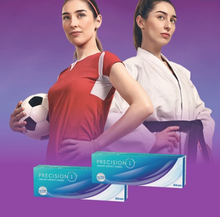 Due donne in abbigliamento sportivo; una con un pallone da calcio, l'altra con una divisa da karate; scatole di lenti a contatto Precision1.
