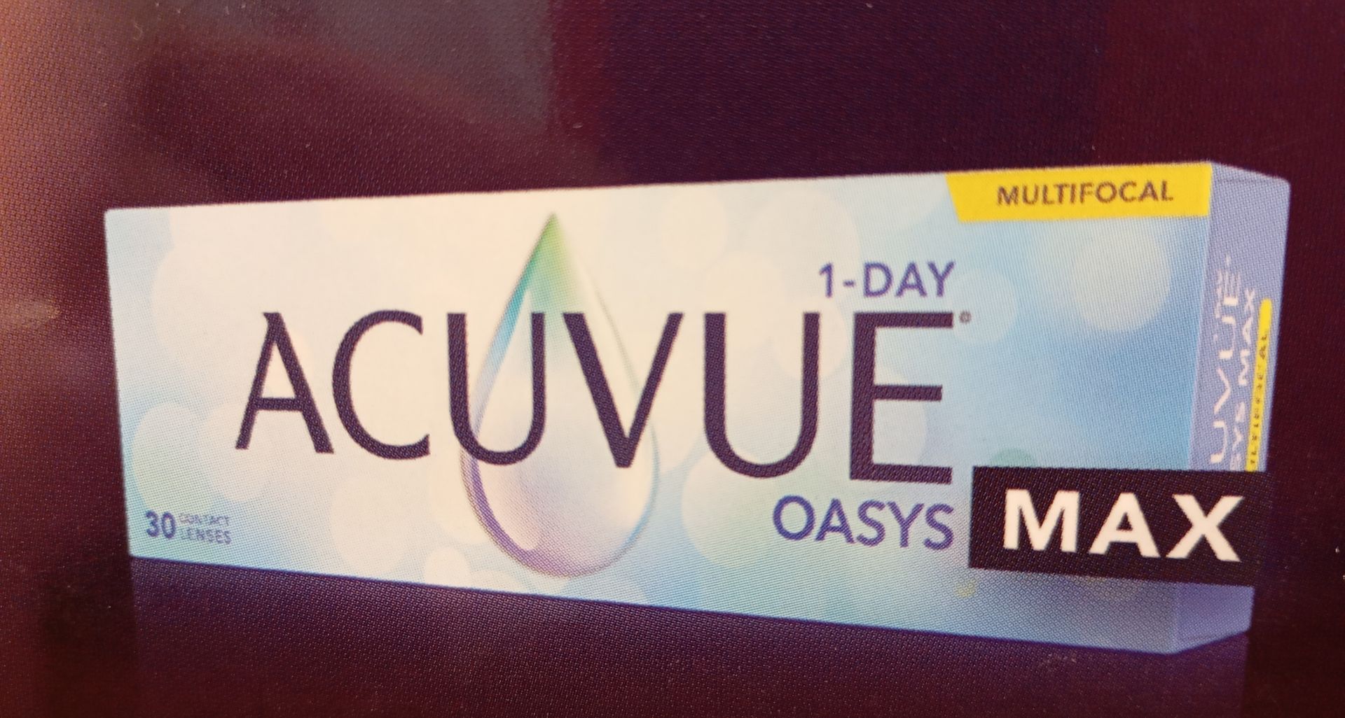 Scatola di lenti a contatto multifocali ACUVUE OASYS 1-Day MAX, confezione blu e bianca.