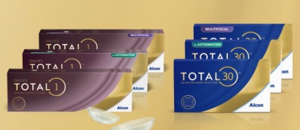 Scatole di lenti a contatto Alcon Total 1 e Total 30, disposte su una superficie beige.
