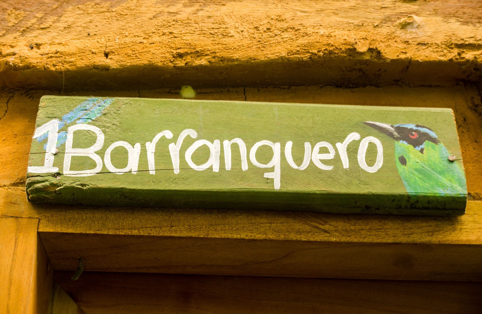 A green sign that says 1 barranquero on it