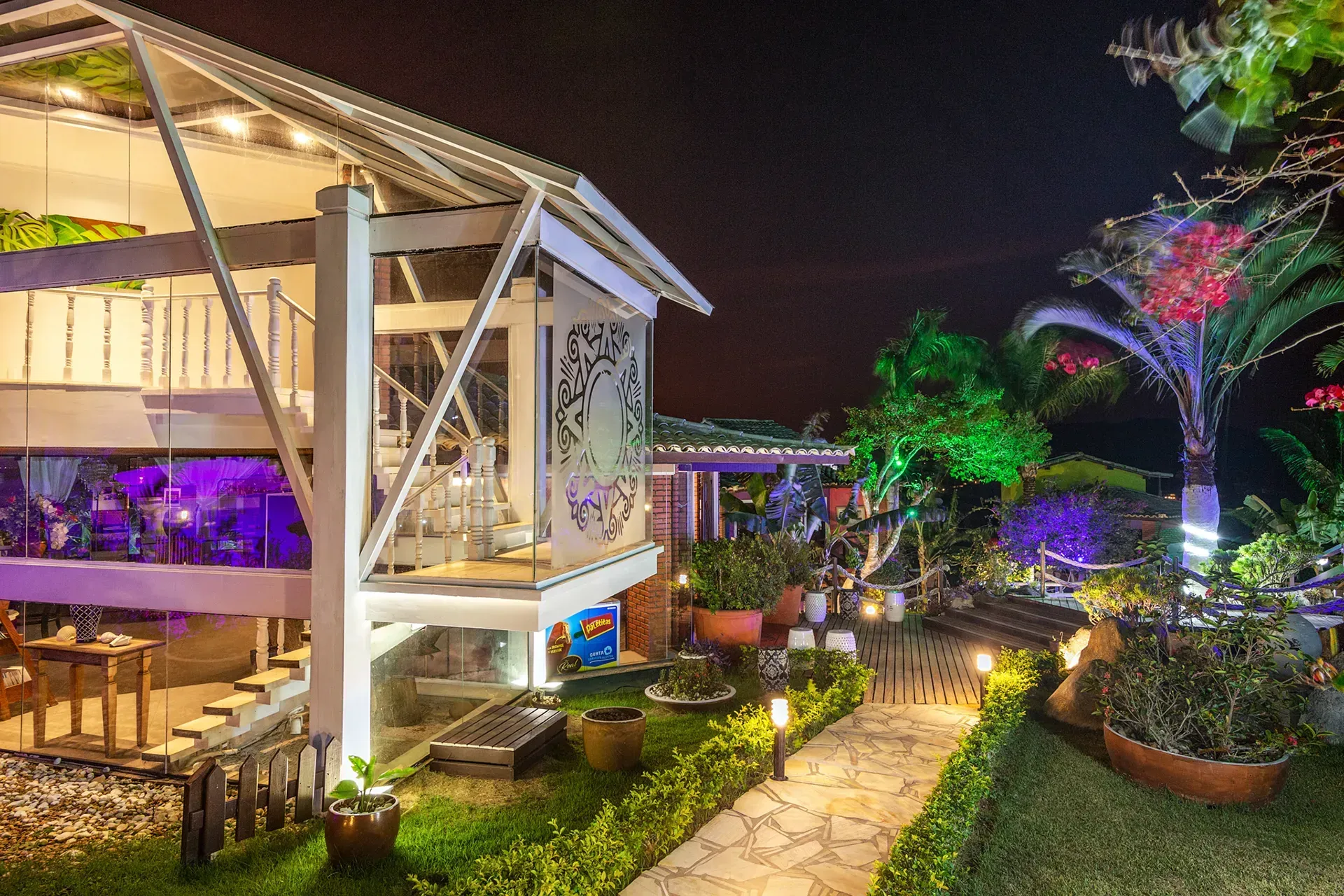 Uma casa com uma passarela que leva até ela à noite