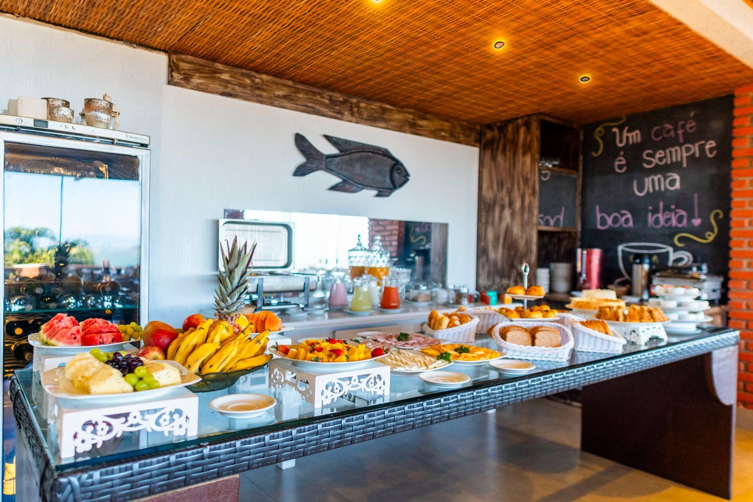 Há uma mesa de bufê com muita comida.