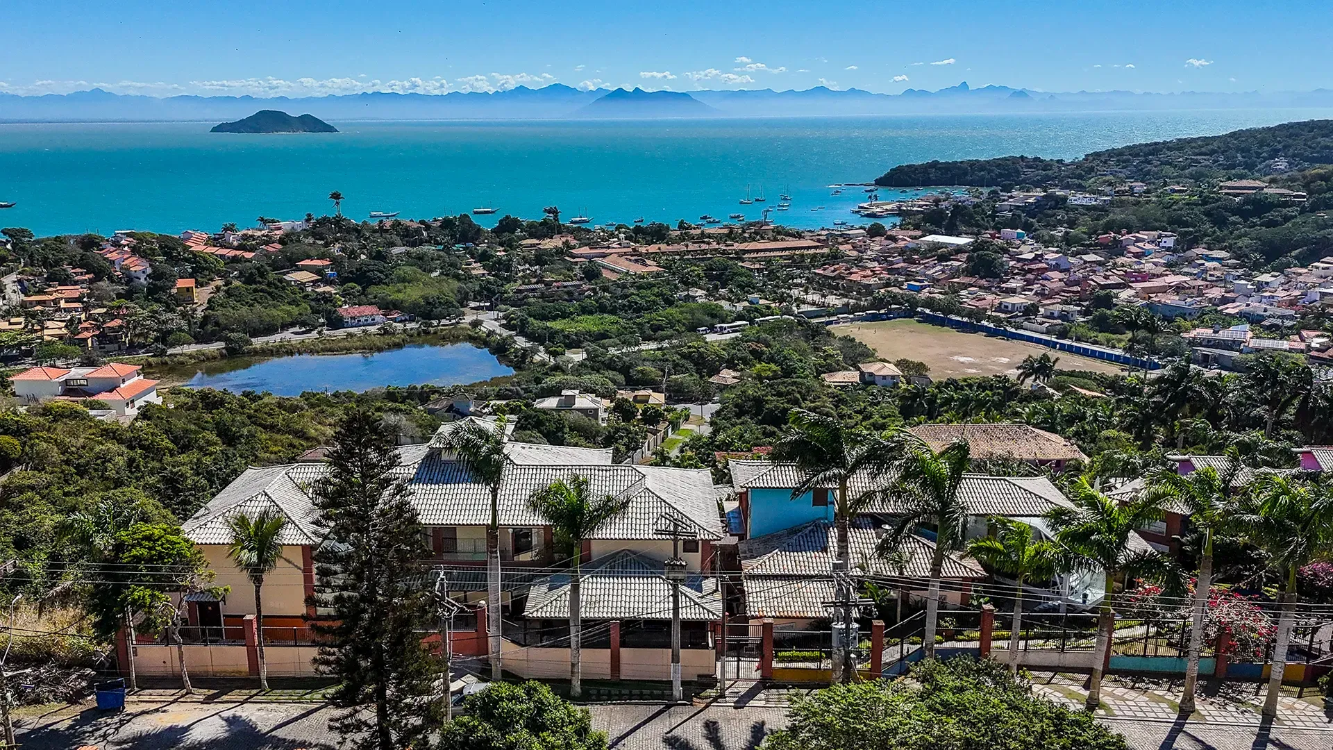 Uma vista aérea de uma cidade com um grande corpo de água ao fundo.