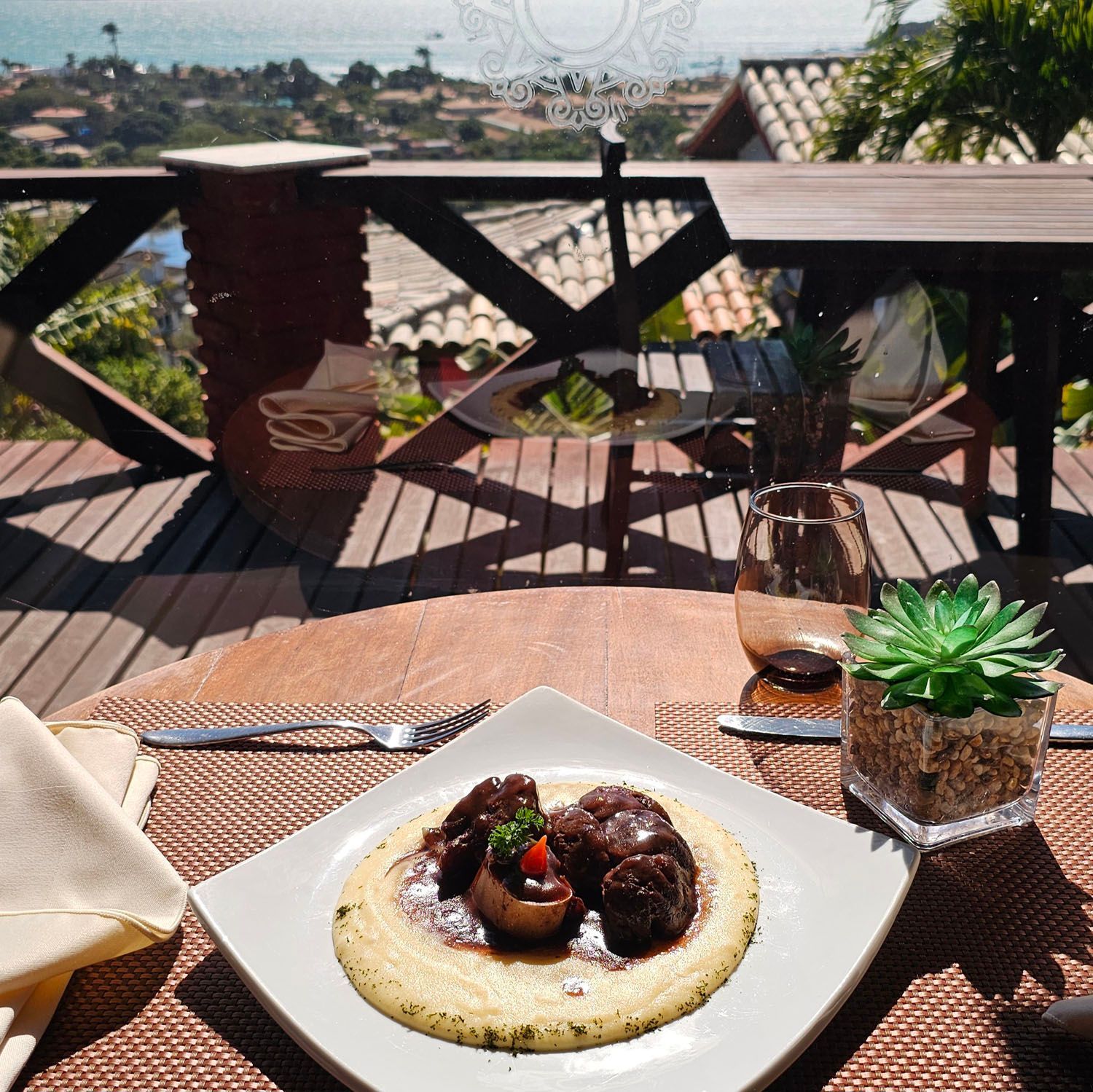 Um prato de comida em uma mesa com vista para o oceano