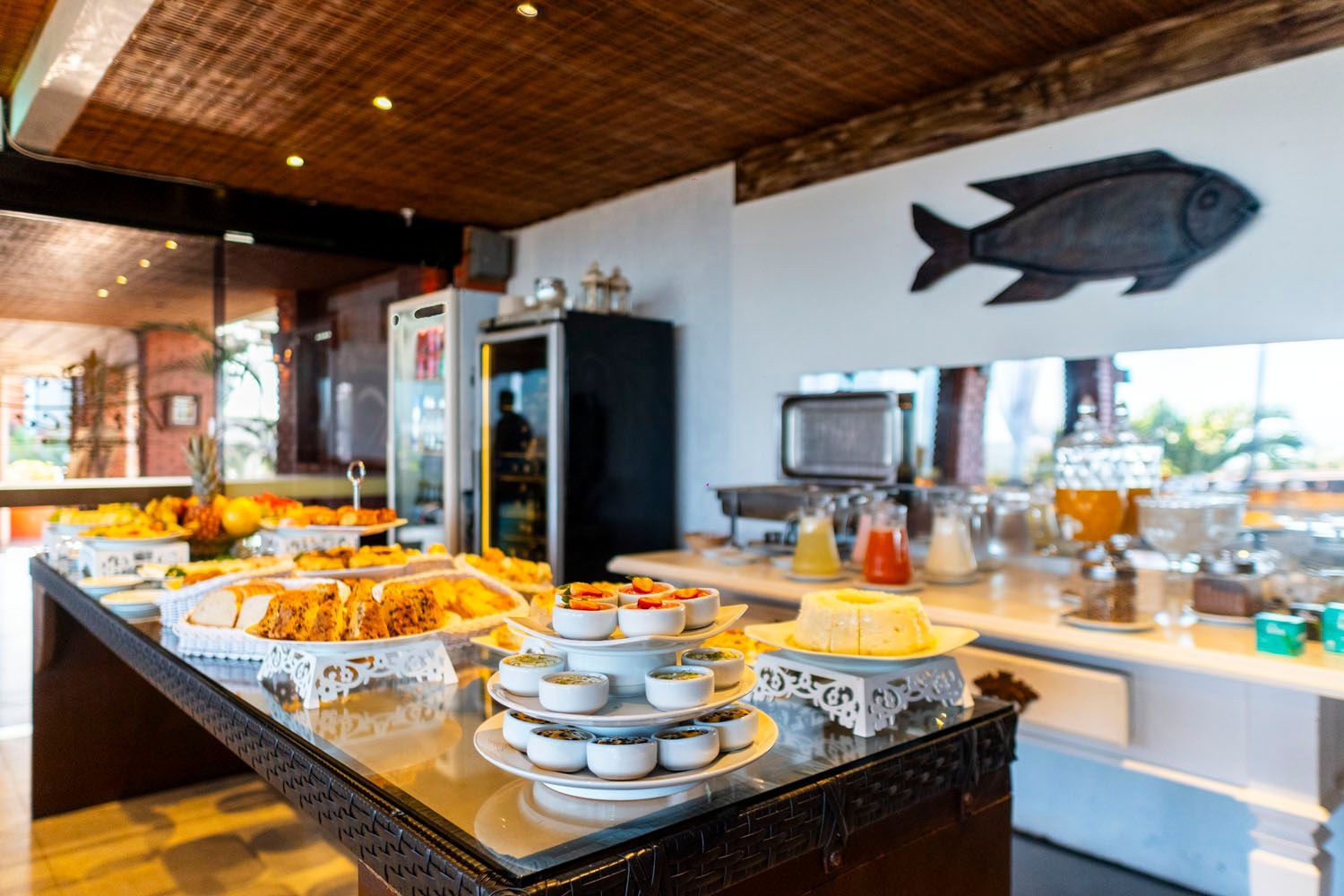 Há um peixe na parede acima da mesa do bufê.