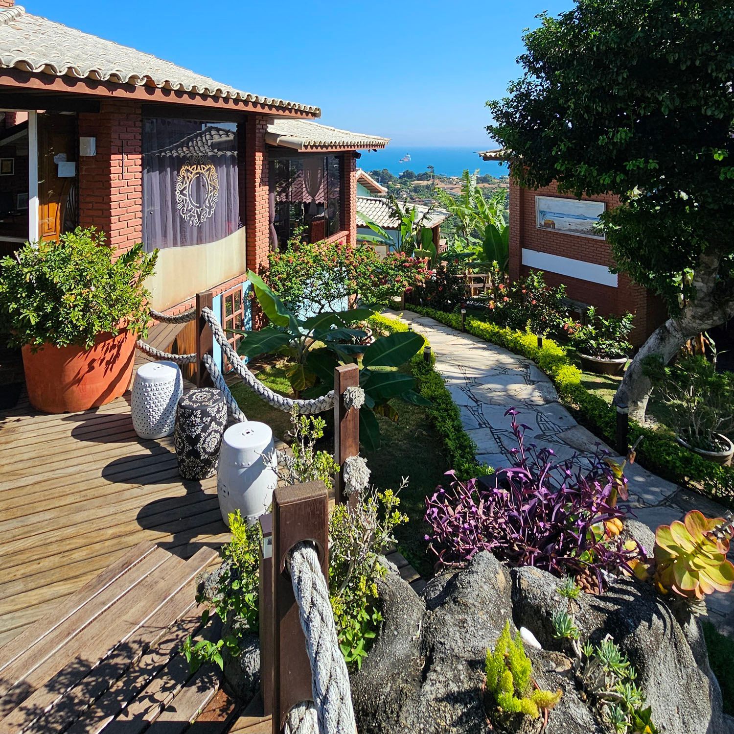 Uma casa com um relógio na frente