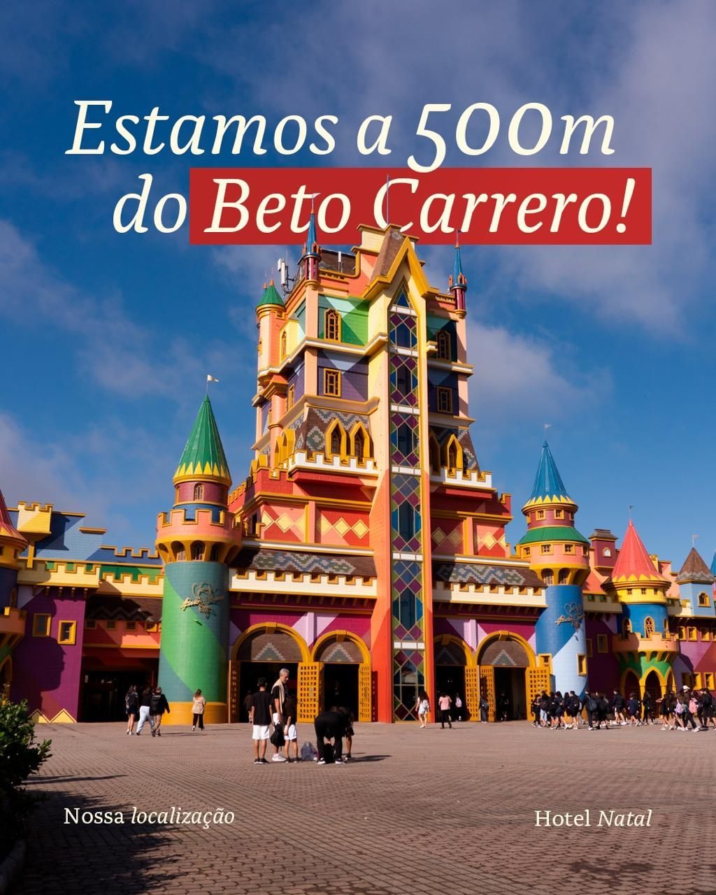 Castelo colorido em parque temático sob céu azul, com texto “Estamos a 500m do Beto Carrero!”
