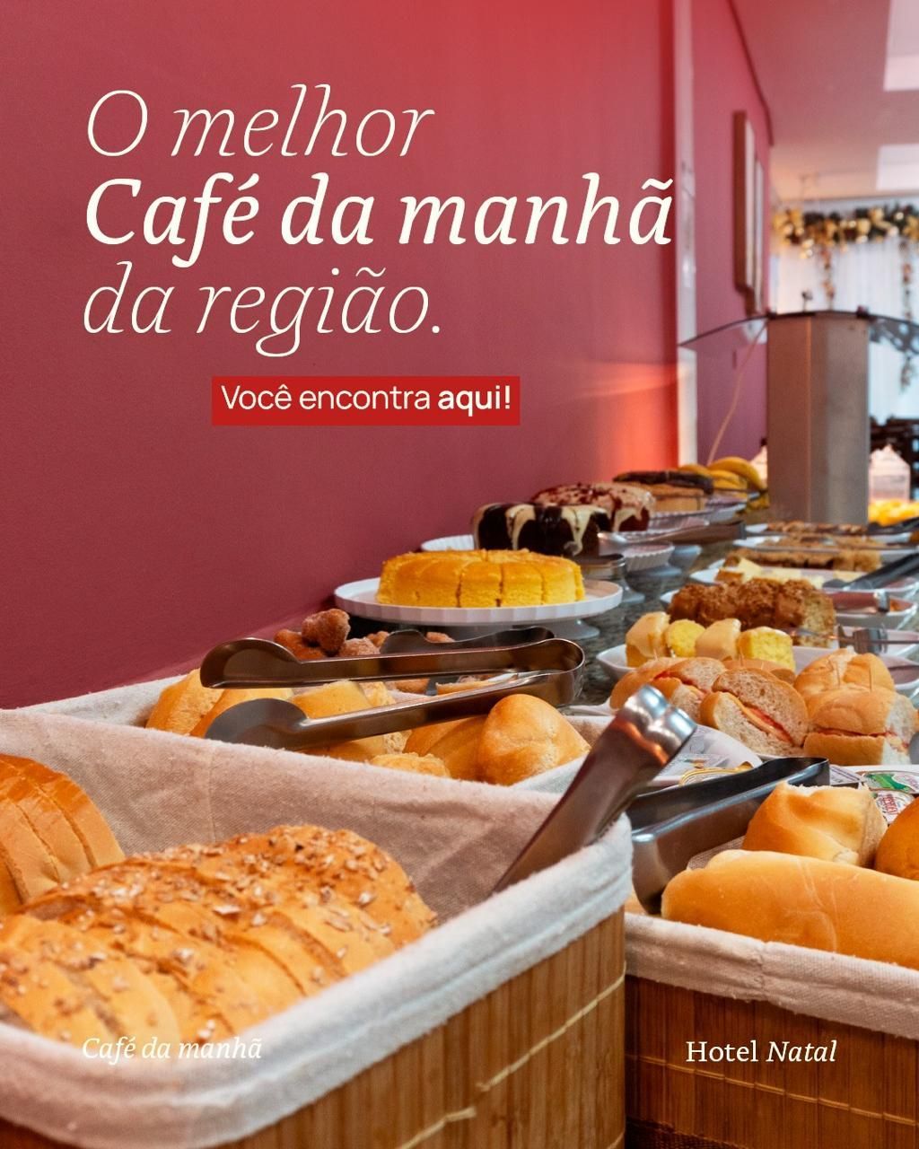 Buffet de café da manhã com pães e frutas em restaurante, fundo vermelho com texto promocional