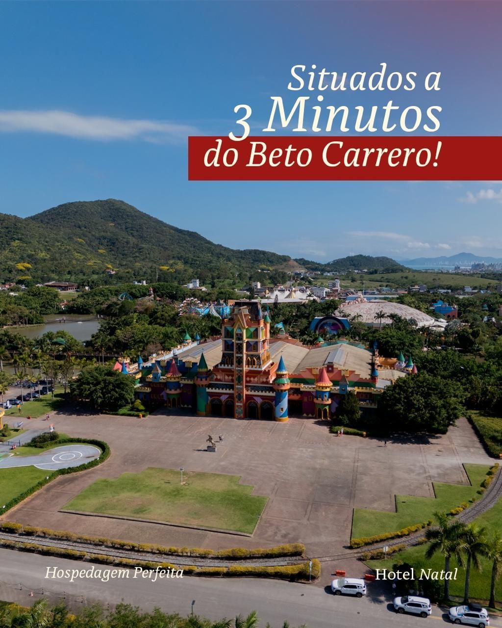 Vista aérea do Beto Carrero com montanha-russa e praça; texto: “Situados a 3 Minutos do Beto Carrero!”