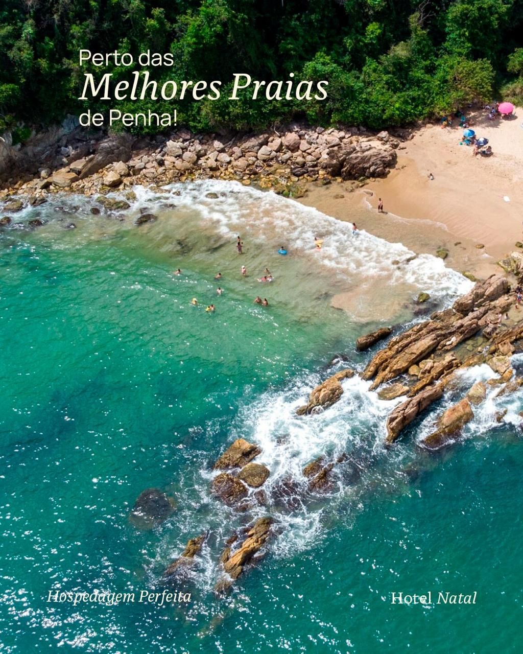 Vista aérea de uma enseada de praia turquesa com rochas, areia e um texto que promove as melhores praias de Penha.