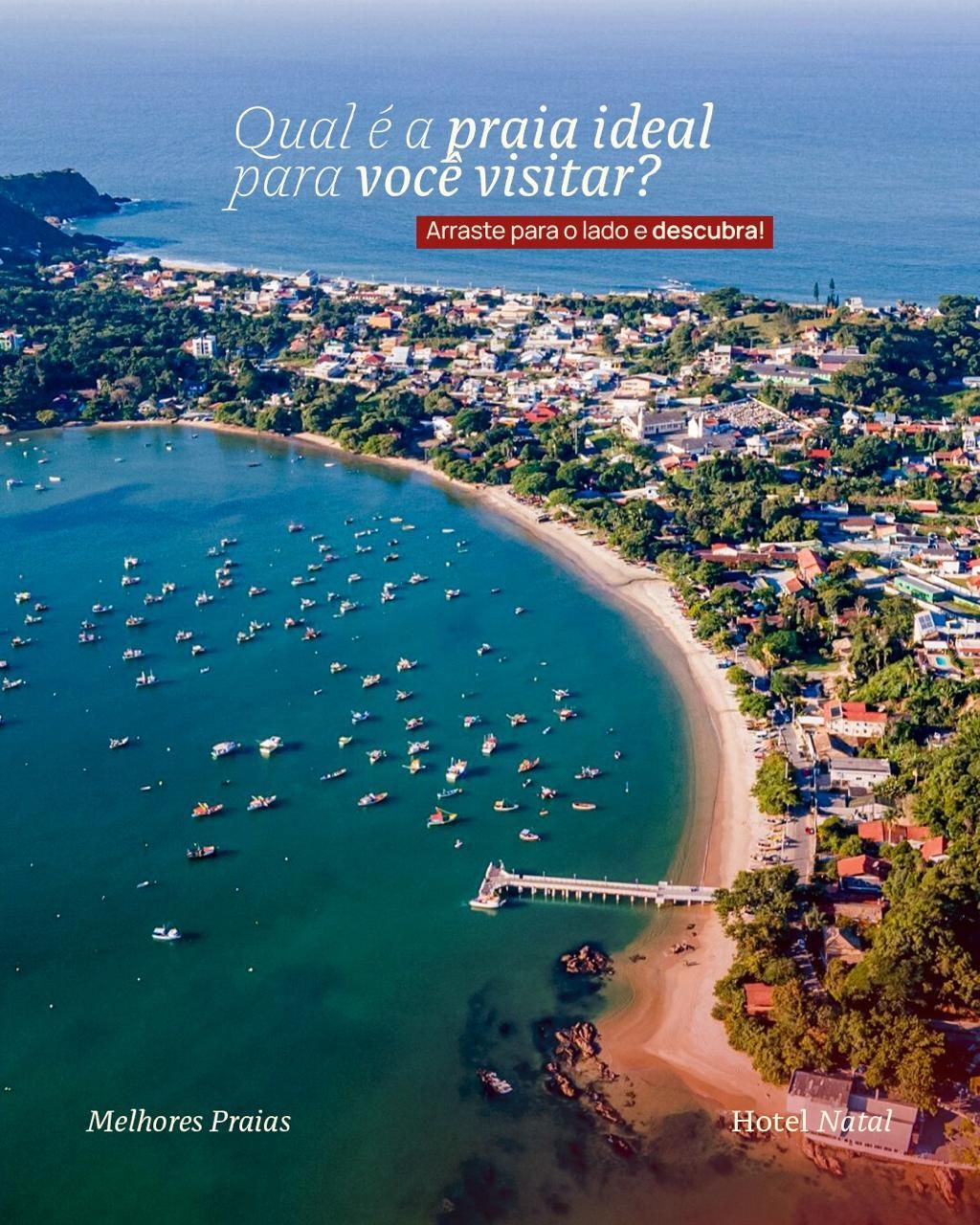 Vista aérea de uma praia em forma de crescente com água turquesa, barcos e uma cidade costeira com texto em português.