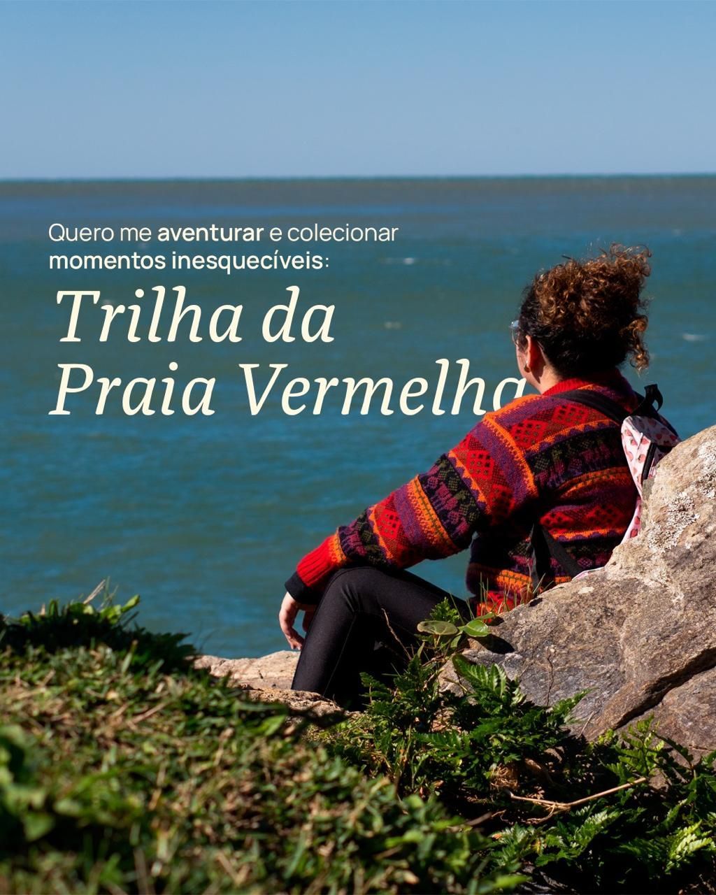 Pessoas sentadas em uma trilha à beira-mar, com o texto “Trilha da Praia Vermelha” sobreposto.