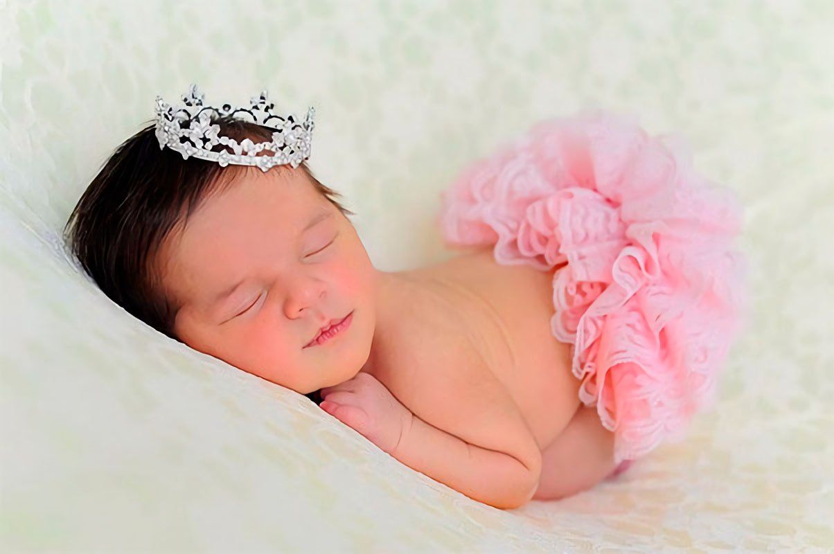 Bebê dormindo de barriga para cima em berço seguro