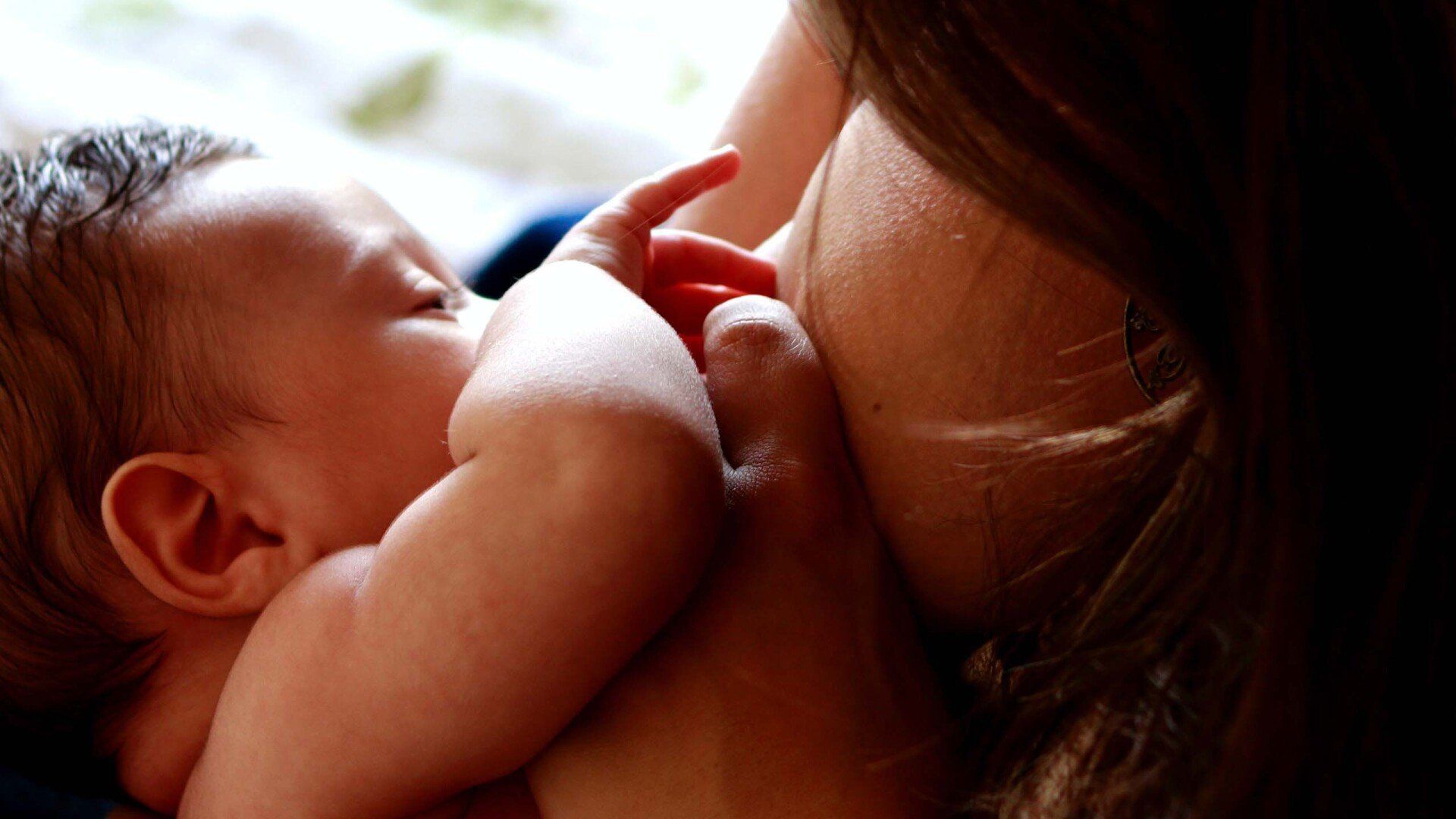 Mãe amamentando seu bebê