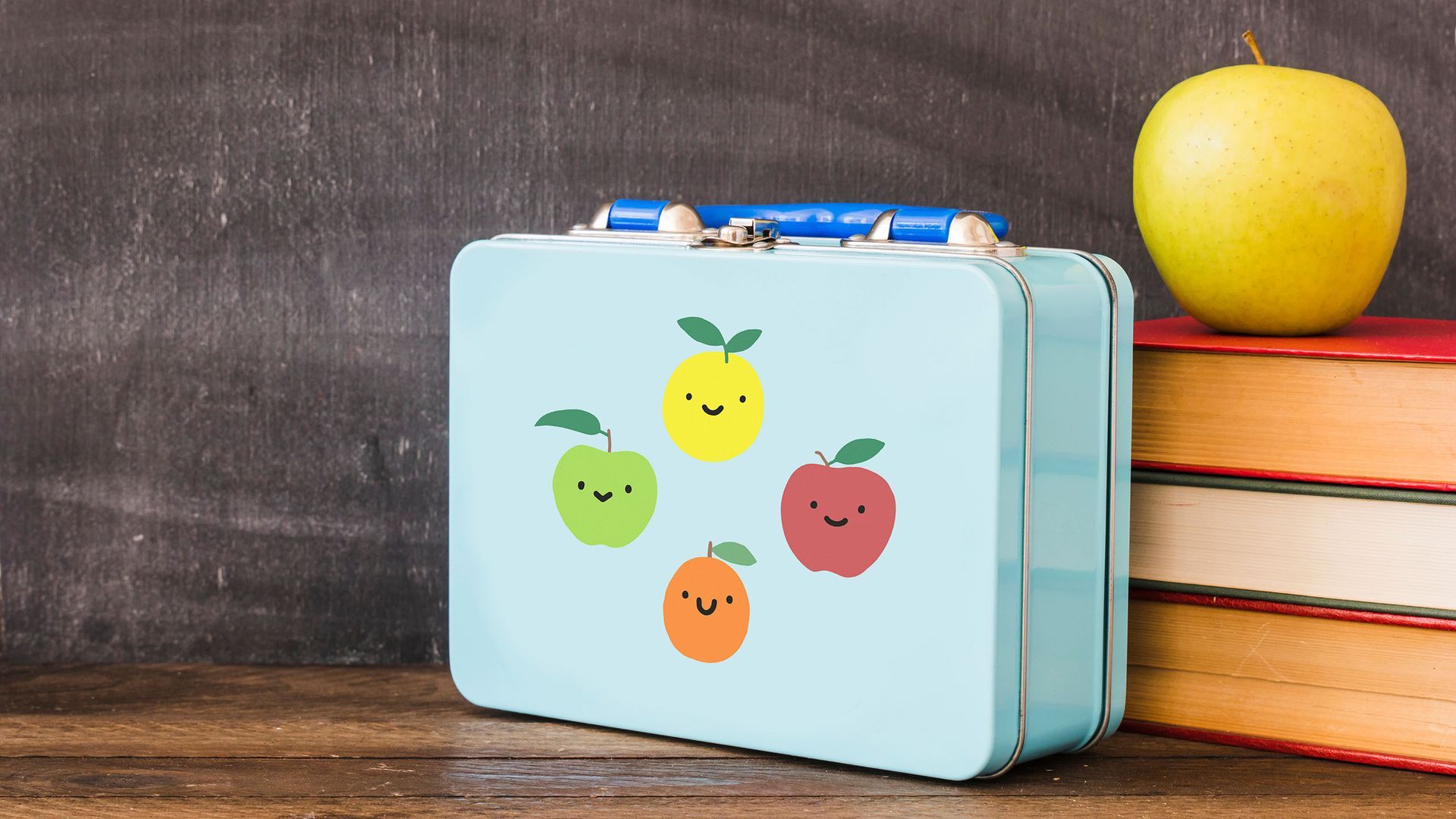Lancheira saudável com frutas e alimentos nutritivos