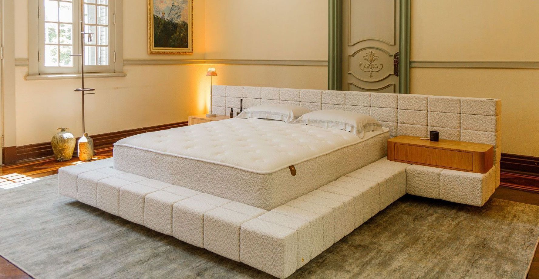 Cama Blocos: composição modular, mesas em tauari e base recuada.