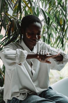 Mulher serena e saudável — imunidade e pele em equilíbrio