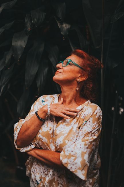 Mulher serena a viver a menopausa com equilíbrio