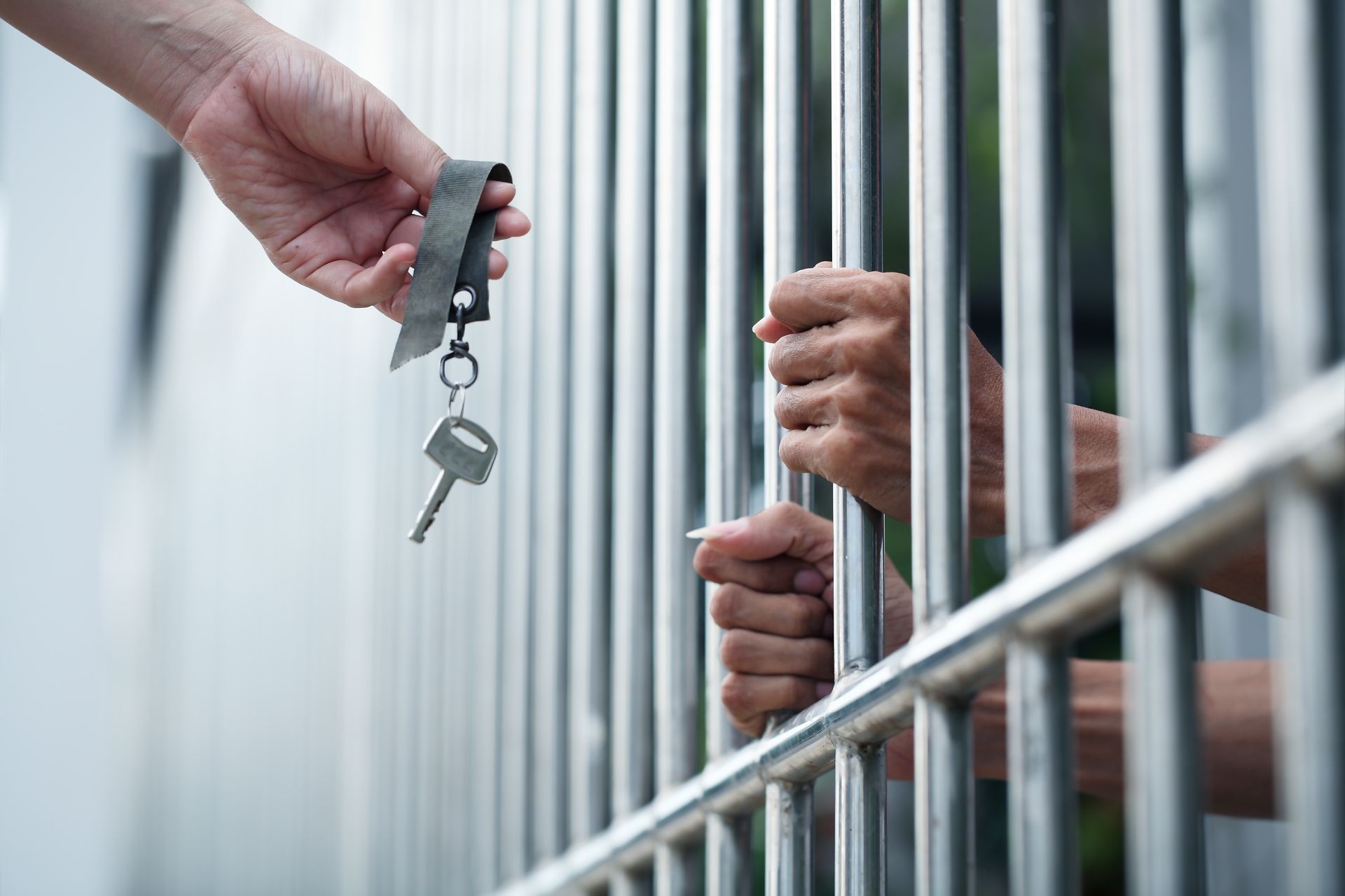 Giving jail key to a prisoner