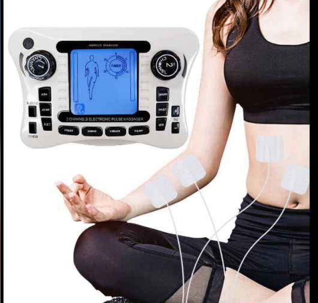 Dispositivo TENS para el alivio del dolor con electrodos adheridos al brazo y al torso de la persona.