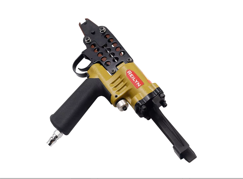 Pistola de clavos neumática amarilla y negra con placa frontal perforada, aislada sobre fondo blanco.