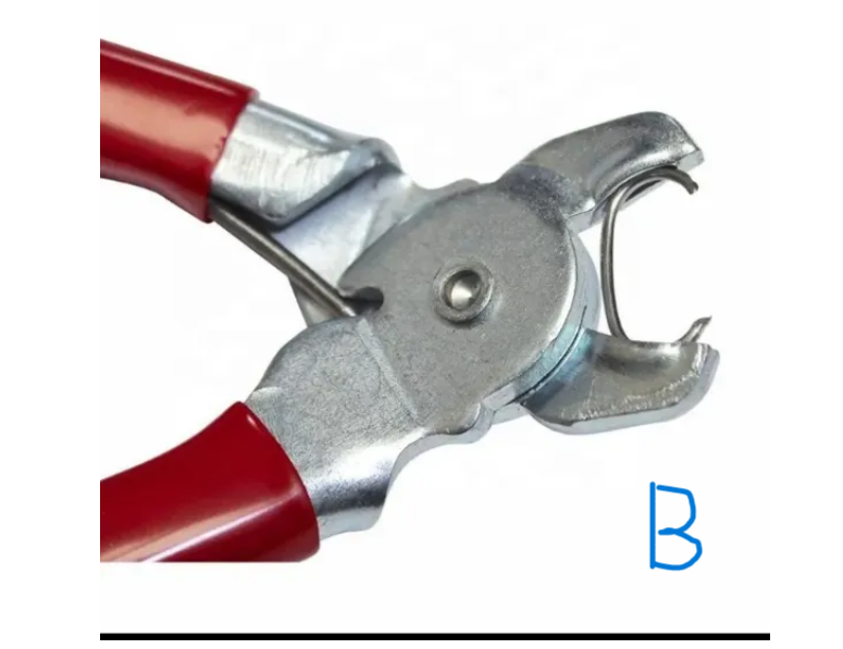 Alicates de corte de metal con mango rojo y mandíbula plateada, mostrados sobre un fondo blanco.