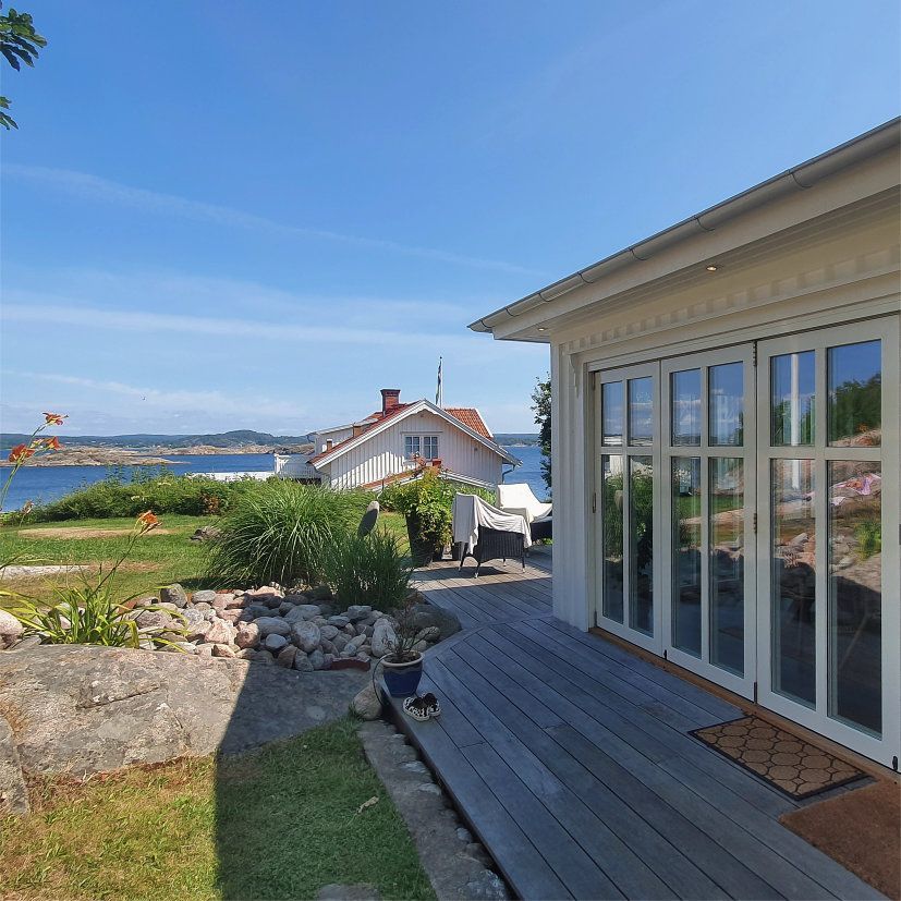Åre Vikdörrar monterade på Tjörn, lyxiga högkvalitativa vikdörrar i trä/aluminium