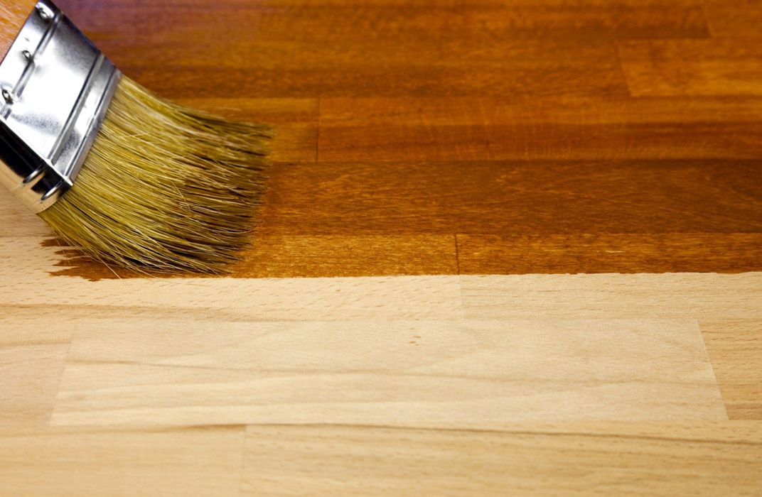 Riverniciatura di un pavimento di legno