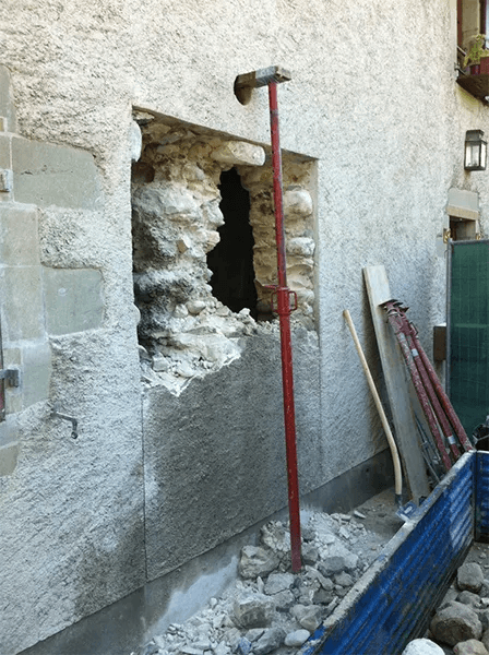 Un trou dans un mur est rempli de béton