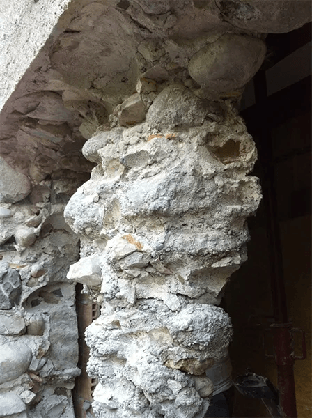 Un gros plan d'un mur de pierre avec beaucoup de rochers dessus.
