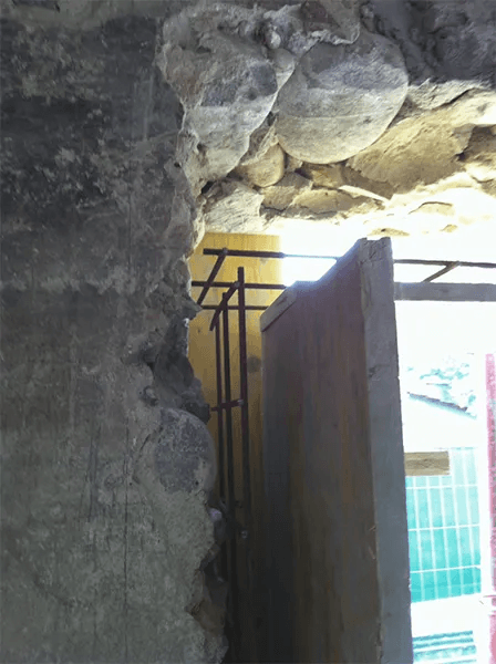 Un mur de béton avec une balustrade en métal et une porte