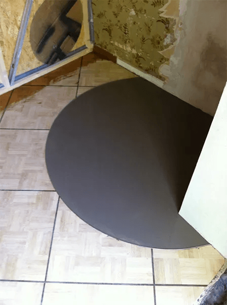 Un sol carrelé avec un cercle au milieu