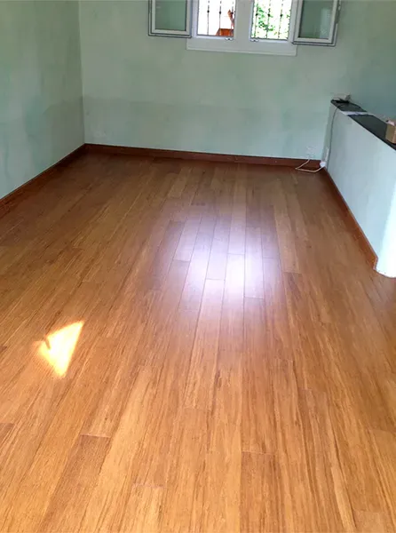 Une pièce avec du parquet et une fenêtre.