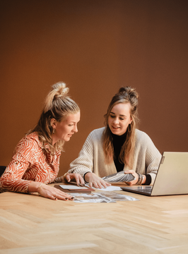 kleurenvrouwtjes aan het werk met interieur advies