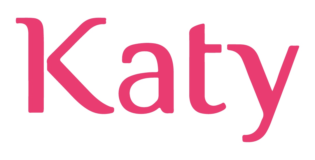 Katy, texto rosa sobre fundo branco.