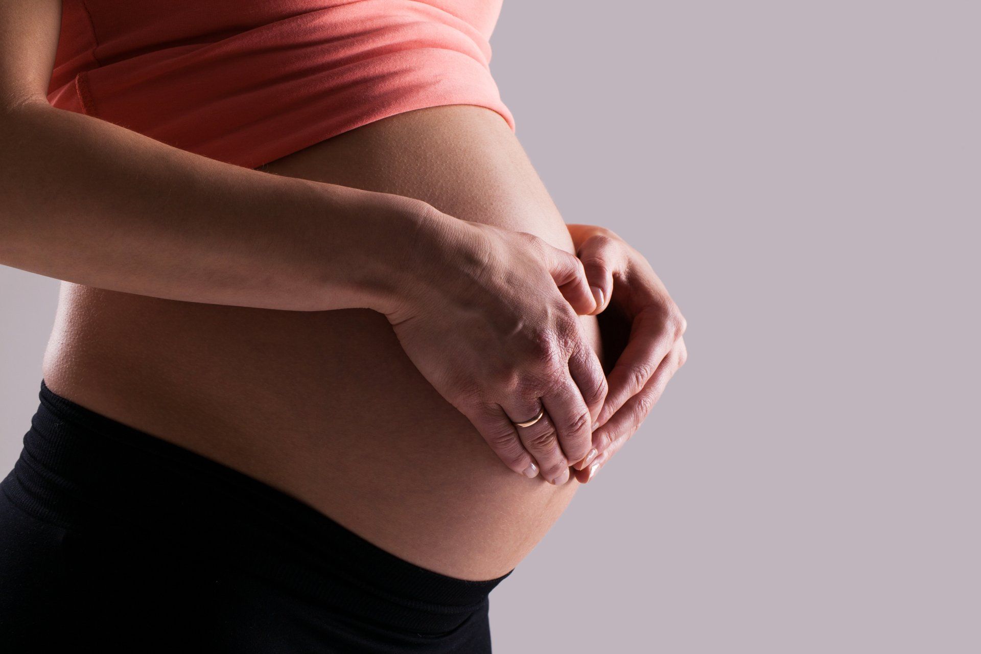 Gestante com as mãos na barriga