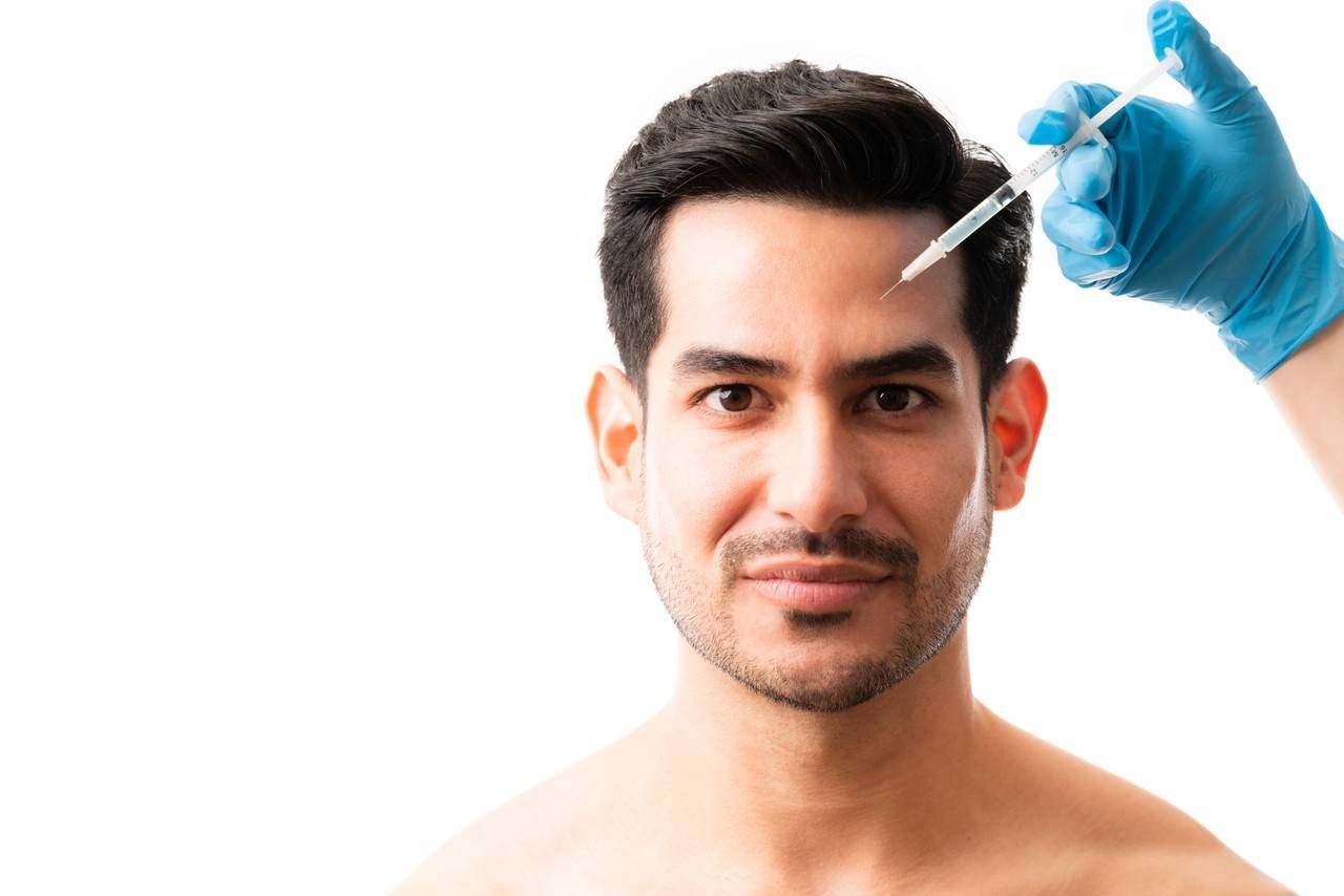 aplicando acido hialurônico no rosto de um homem