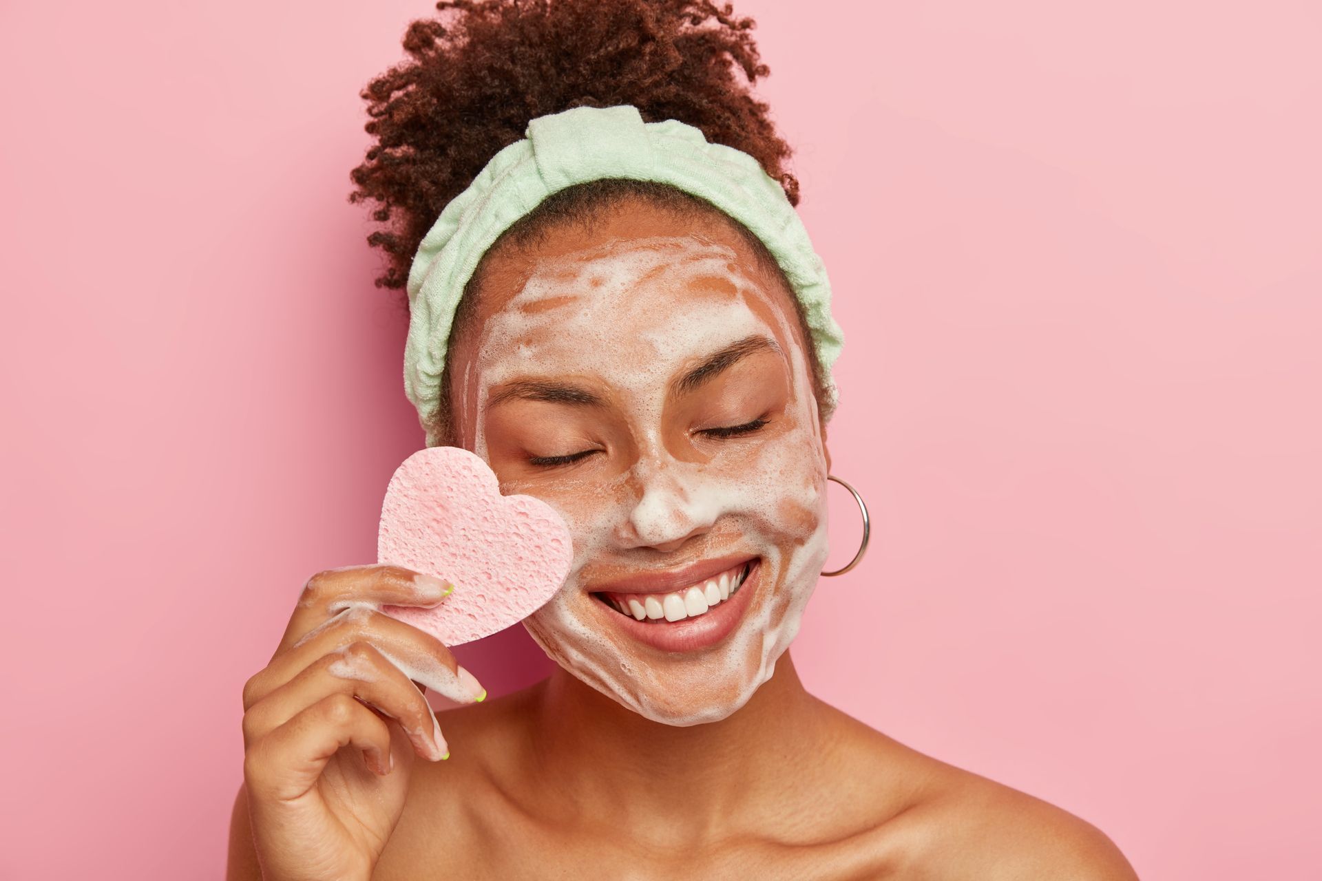 mulher fazendo skincare