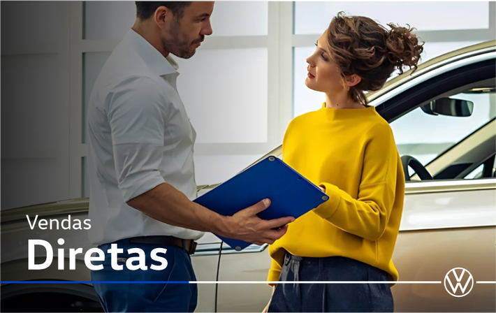 Uma mulher com um suéter amarelo está segurando uma prancheta e conversando com um homem na frente de um carro.