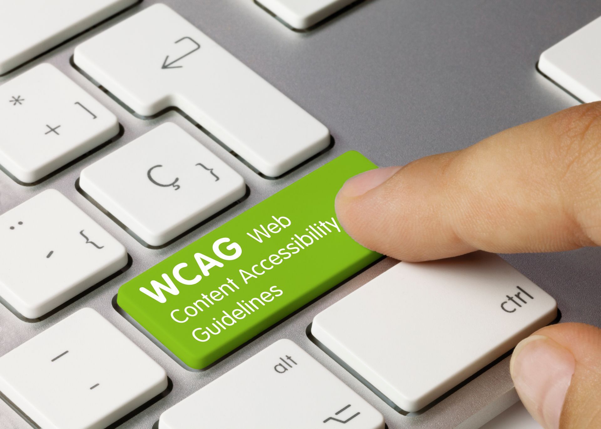 Cosa significa eccessività digitale? Una tastiera con il tasto invio brandizzato WCAG 2.2