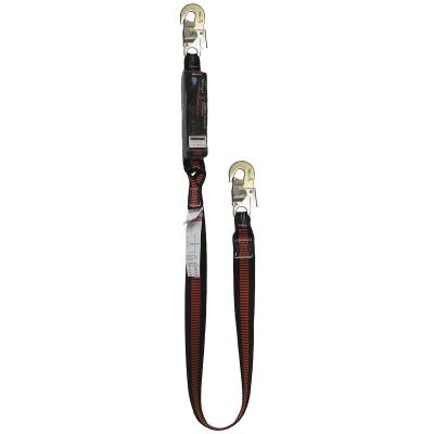 Dos cordones de seguridad negros y rojos con ganchos de metal, colgados sobre un fondo blanco.