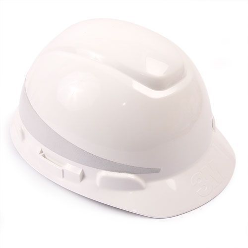 Casco blanco aislado sobre fondo blanco