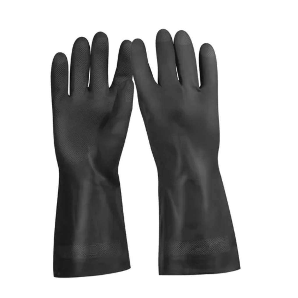 Un par de guantes de limpieza de goma negra sobre un fondo blanco.