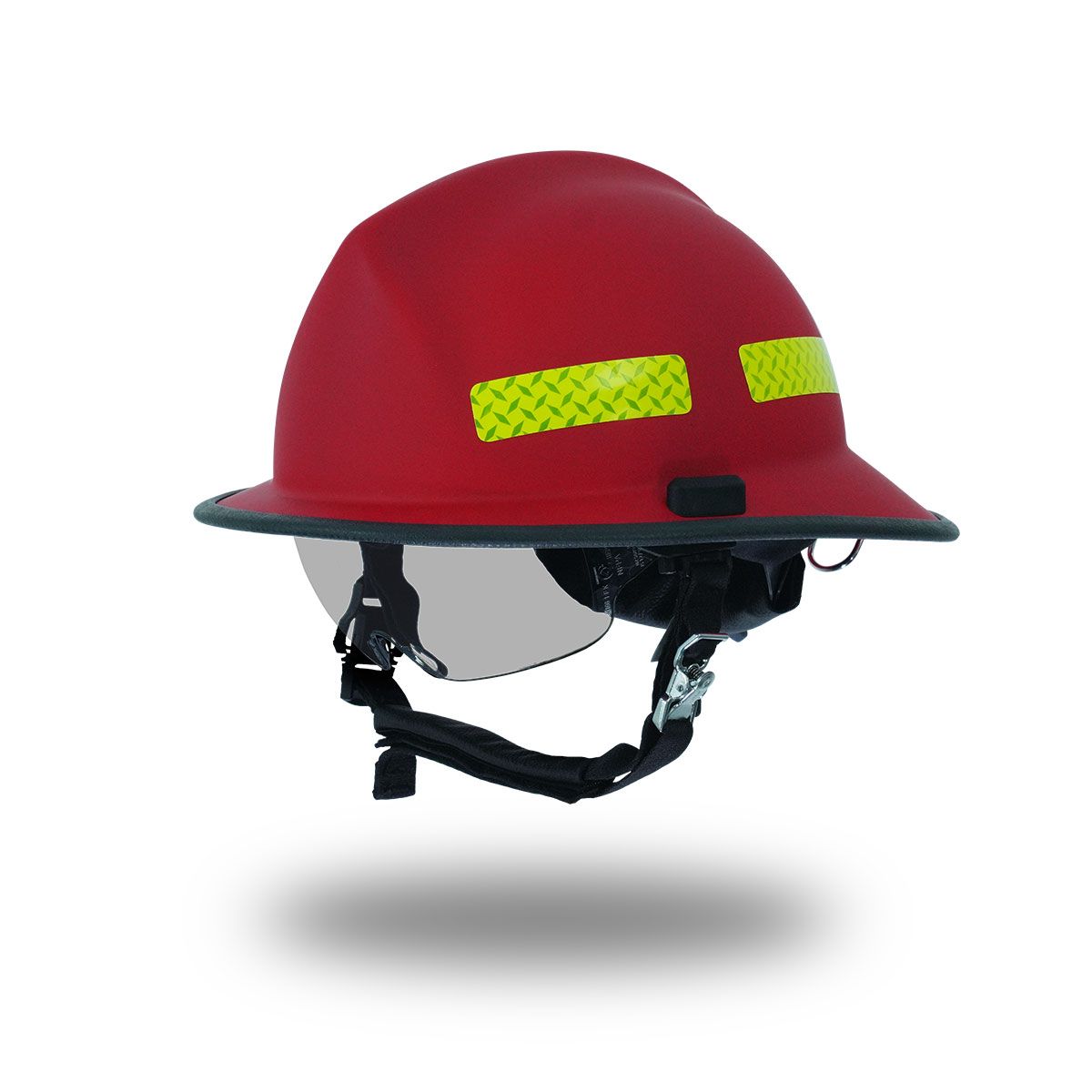 Casco rojo con tiras reflectantes y correa para la barbilla, aislado sobre fondo blanco.