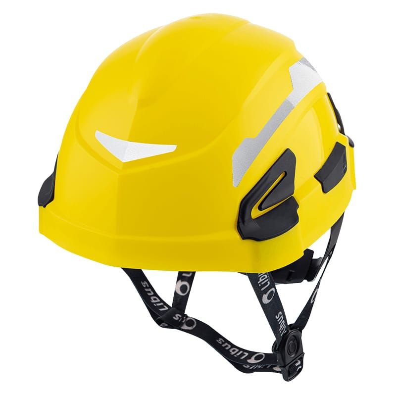 Casco de seguridad amarillo con correa para la barbilla y enganches laterales negros, mostrado sobre un fondo blanco.