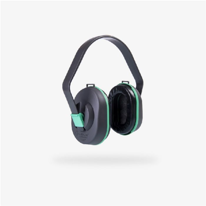 Auriculares supraaurales negros y verdes con diadema acolchada sobre fondo blanco.