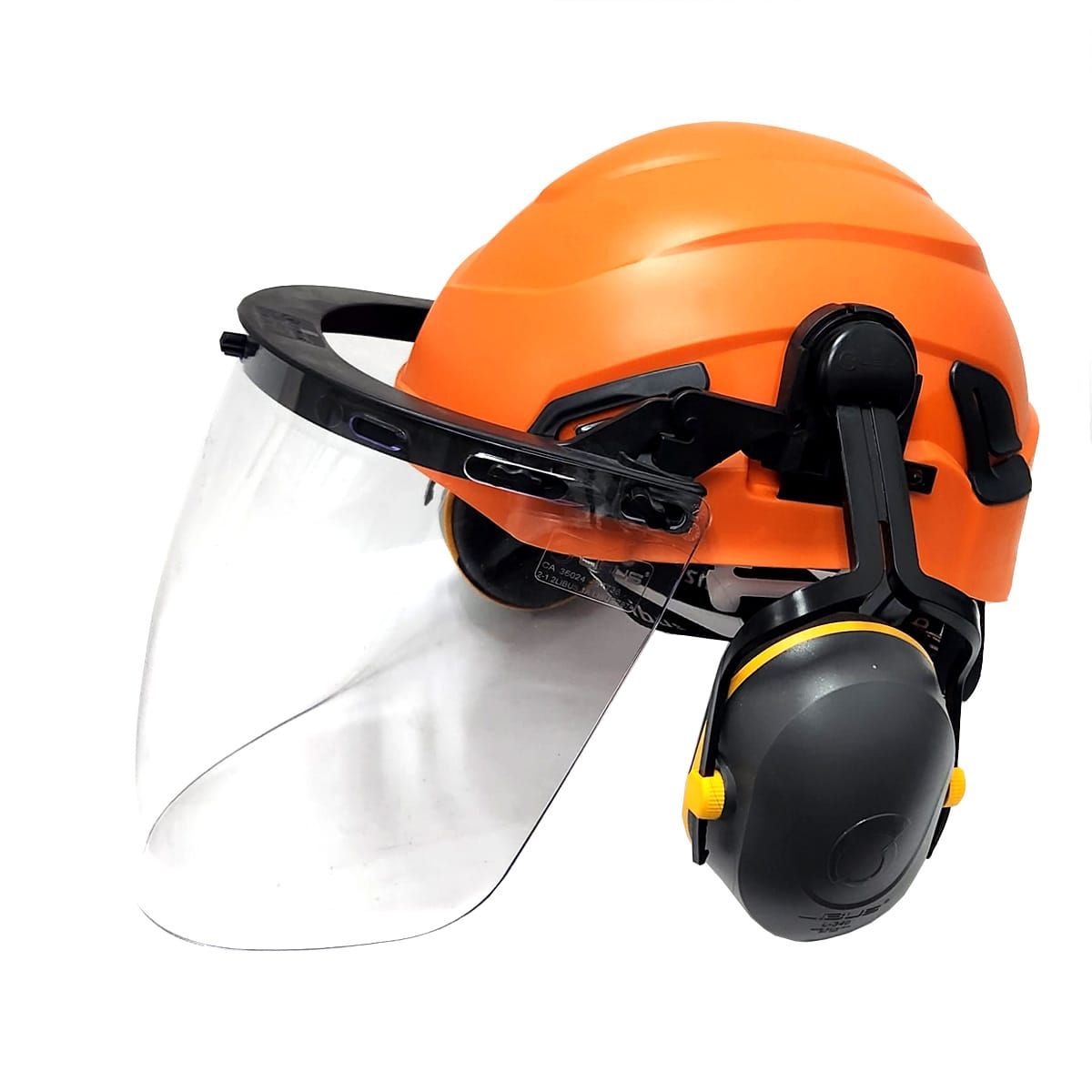 Casco de seguridad naranja con visera transparente y orejeras negras, mostrado sobre un fondo blanco.