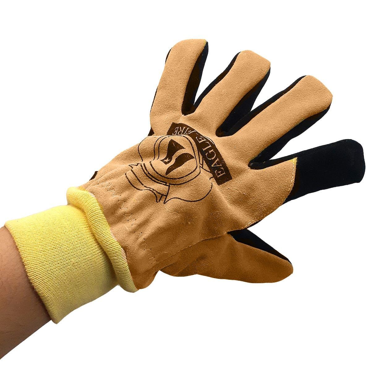 Guante de trabajo marrón con puntas de los dedos negras y puño amarillo, sostenido abierto sobre un fondo blanco.