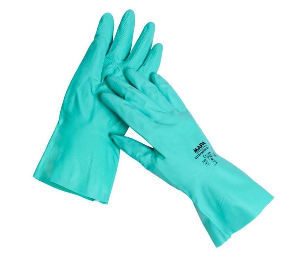 Un par de guantes de limpieza de goma color turquesa sobre un fondo blanco.