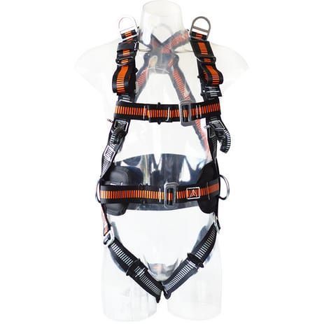 Arnés de seguridad negro y naranja sobre un maniquí transparente, vista frontal.